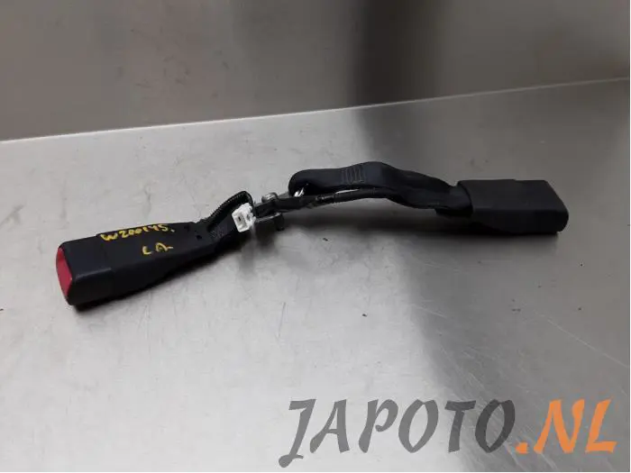 Lengüeta de cinturón de seguridad izquierda detrás Toyota Yaris