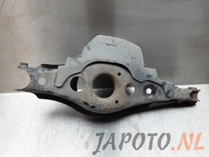 Brazo de soporte inferior derecha detrás Toyota Rav-4