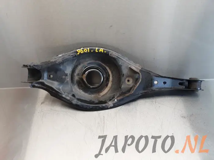 Brazo de soporte inferior izquierda detrás Mazda 3.