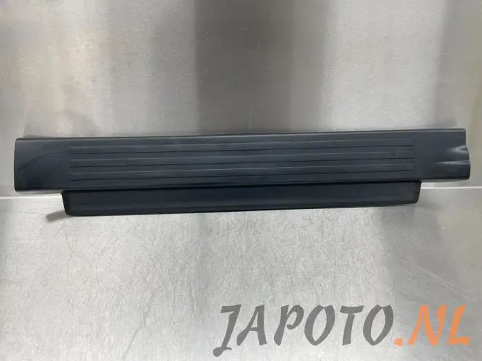 Placa del desgaste del travesaño de la puerta izquierda Toyota Landcruiser