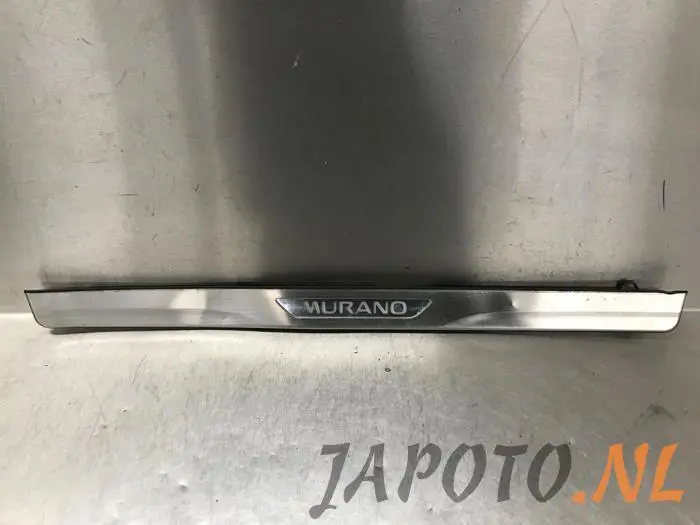 Placa del desgaste del travesaño de la puerta izquierda Nissan Murano