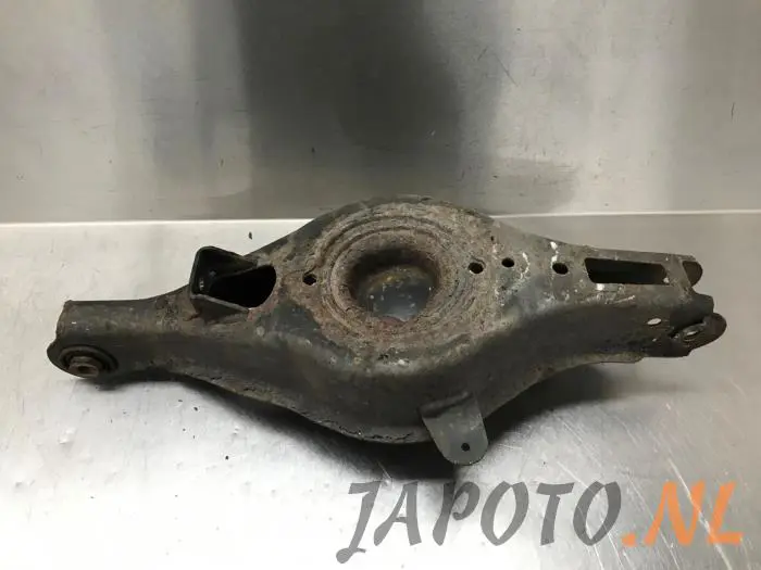 Brazo de soporte inferior derecha detrás Mazda 6.