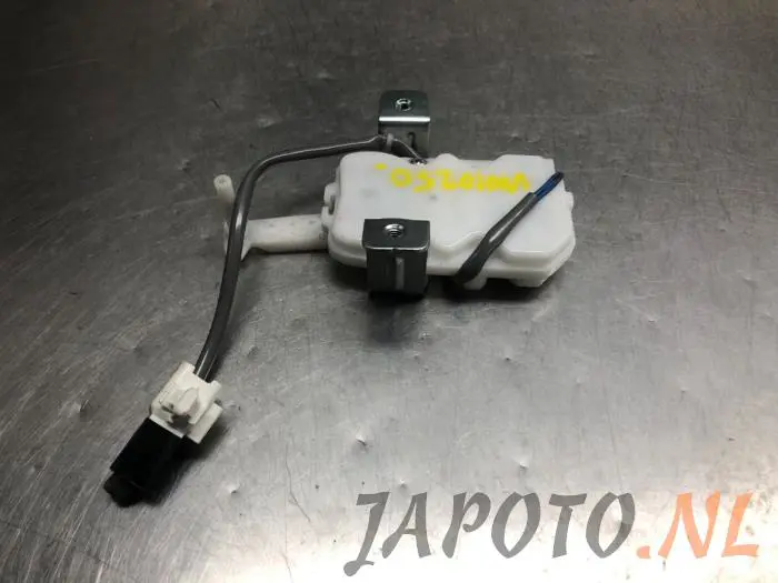 Motor de bloqueo de la tapa del depósito de combustible Daihatsu Materia