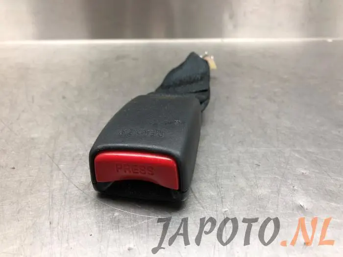 Lengüeta de cinturón de seguridad centro detrás Mazda 3.