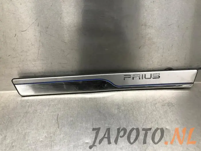 Placa del desgaste del travesaño de la puerta izquierda Toyota Prius