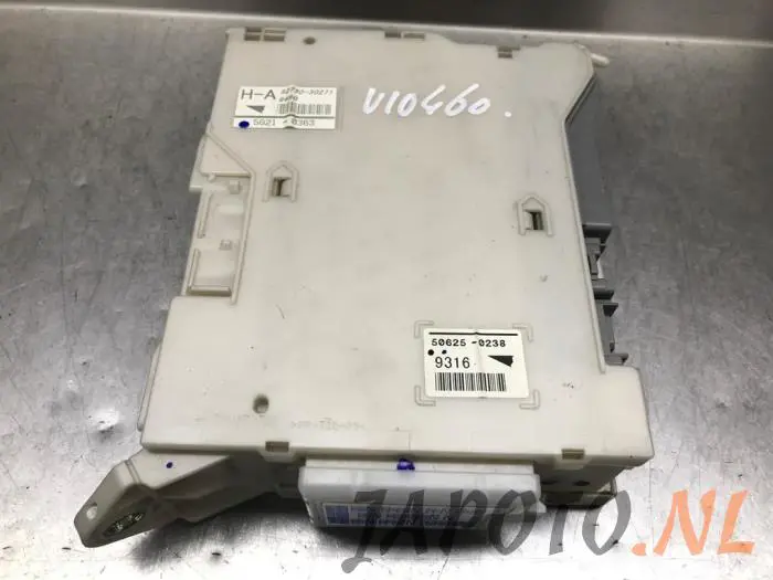 Caja de fusibles Lexus GS 300 02-