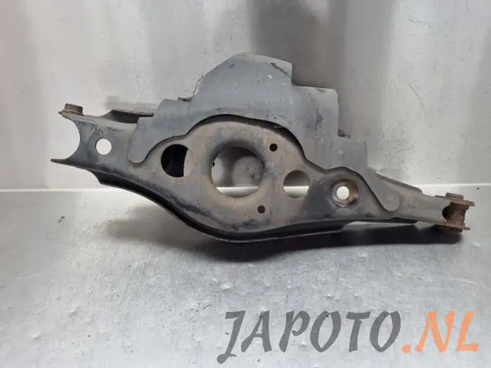 Brazo de soporte inferior derecha detrás Toyota Rav-4