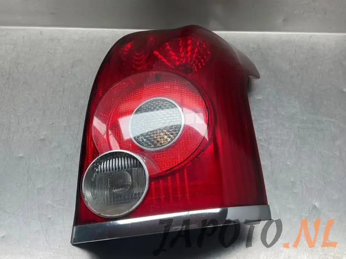 Luz trasera derecha Toyota Avensis