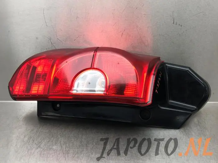 Luz trasera izquierda Mitsubishi Colt