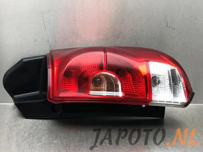 Luz trasera derecha Mitsubishi Colt