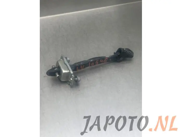 Receptor de puerta de 4 puertas izquierda delante Suzuki Ignis