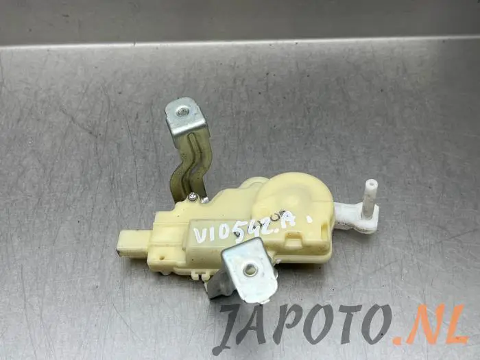 Motor de bloqueo de la tapa del depósito de combustible Toyota Yaris