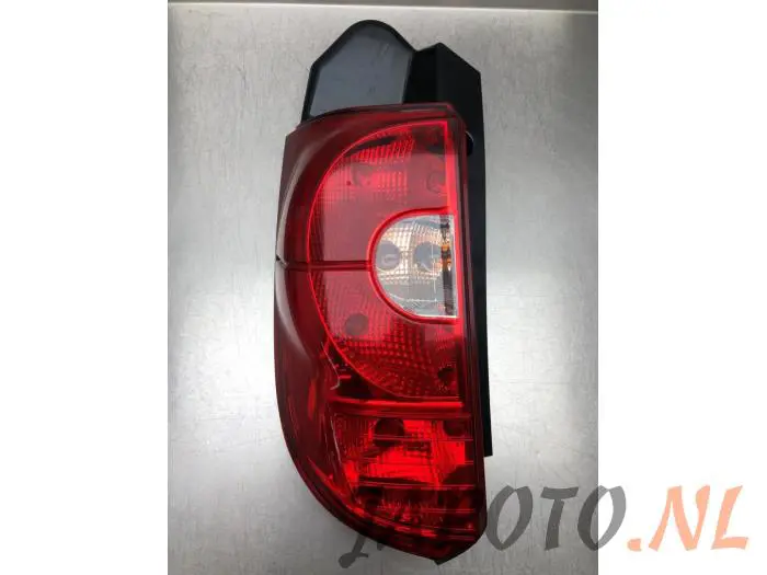 Luz trasera izquierda Mitsubishi Colt