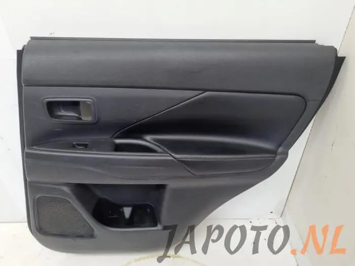 Tapizado de puerta de 4 puertas derecha detrás Mitsubishi Outlander