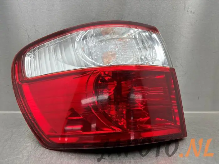 Luz trasera izquierda Toyota Avensis Verso