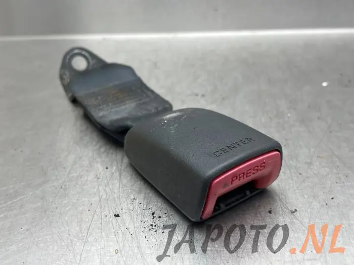 Lengüeta de cinturón de seguridad izquierda detrás Toyota Yaris